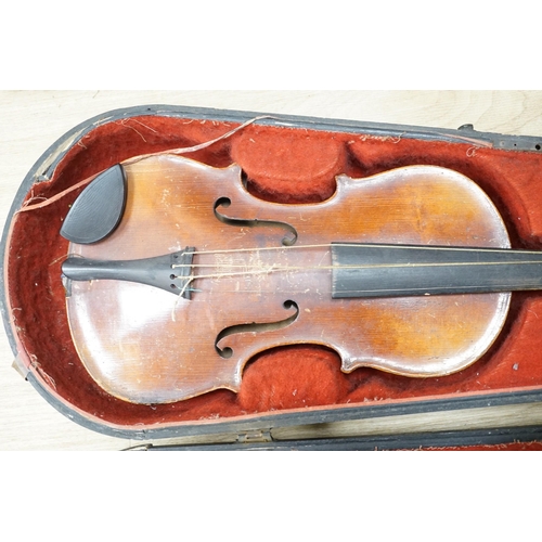 1432 - A late 19th century lion head violin and case