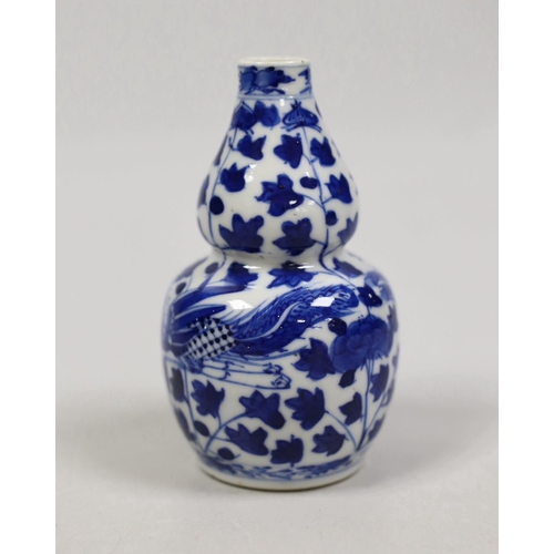 1464 - A small Chinese blue and white double gourd vase, c.1900. 12cm tall