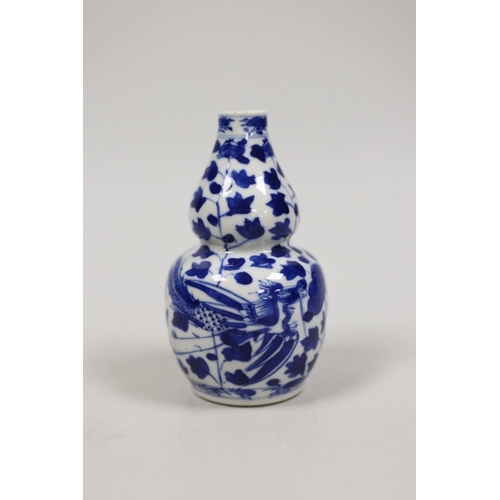 1464 - A small Chinese blue and white double gourd vase, c.1900. 12cm tall