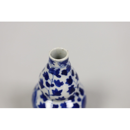 1464 - A small Chinese blue and white double gourd vase, c.1900. 12cm tall