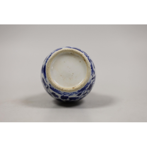 1464 - A small Chinese blue and white double gourd vase, c.1900. 12cm tall