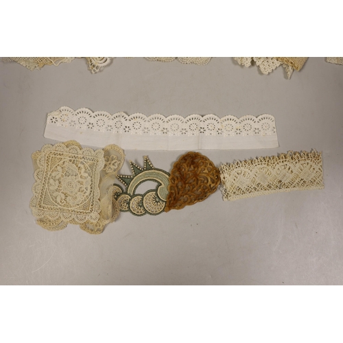 1478 - A collection of mixed 20th century lace trim, inserts and appliqués