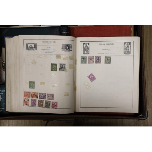 1487 - ° ° A suitcase of stamp albums