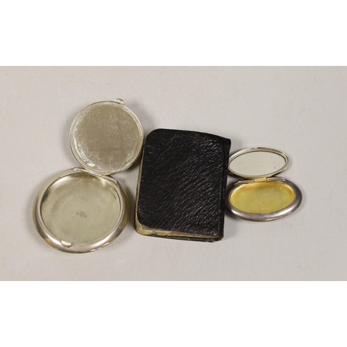 1814 - An Edwardian silver mounted silver prayer book, by William Comyns, 54mm and two small silver compact... 