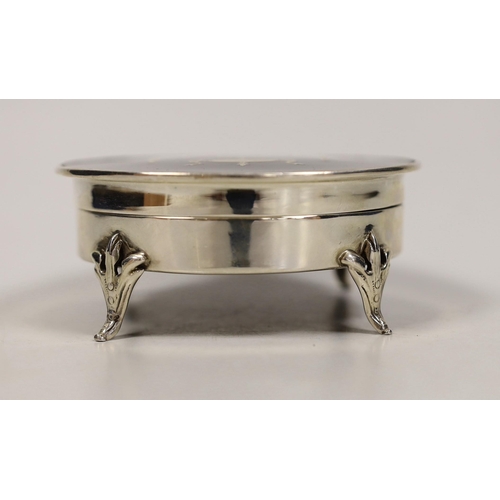 1824 - A George V silver and tortoiseshell piqué mounted circular trinket box, London, 1921, diameter 11.2c... 