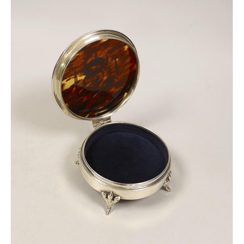 1824 - A George V silver and tortoiseshell piqué mounted circular trinket box, London, 1921, diameter 11.2c... 