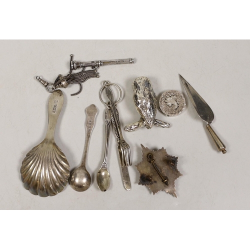 1829 - Sundry small silver etc, including a George V silver caddy spoon, a white metal badge, small cutlery... 