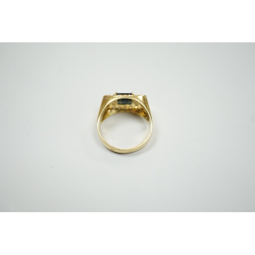 1896 - A modern 750 yellow metal, single stone sapphire and pave set diamond dress ring, size O, gross weig... 