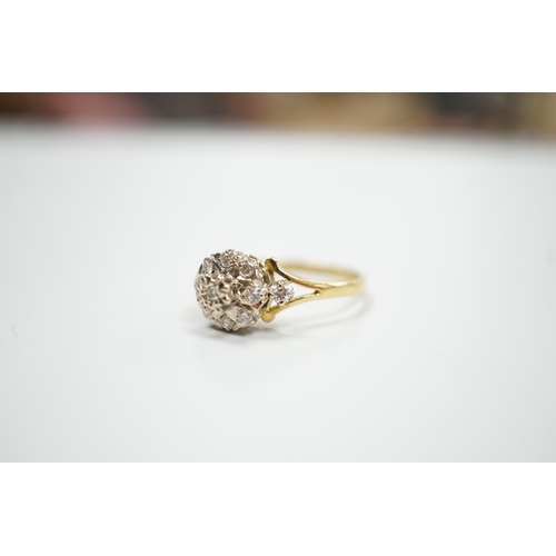 1898 - A modern 18ct gold and diamond chip set cluster ring, size 4 grams.