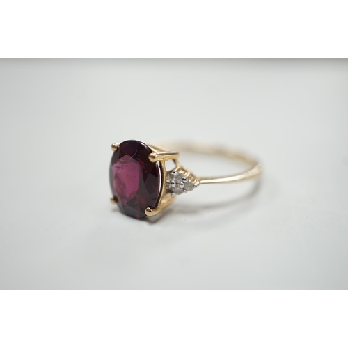 1913 - A modern 9ct gold, single stone oval cut garnet and six stone diamond chip set dress ring, size R/S,... 