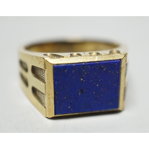 1918 - A modern 585 yellow metal and lapis lazuli set signet ring, size W, gross weight 11.9 grams.