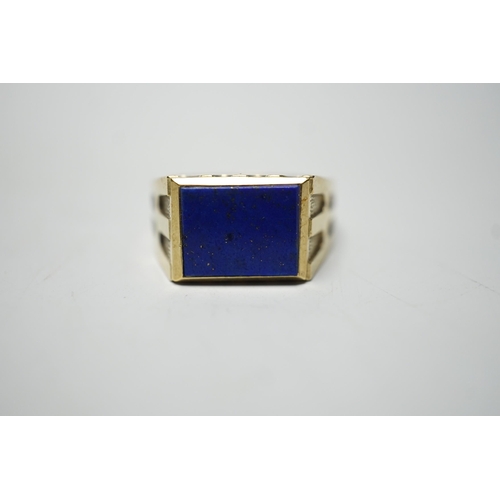 1918 - A modern 585 yellow metal and lapis lazuli set signet ring, size W, gross weight 11.9 grams.