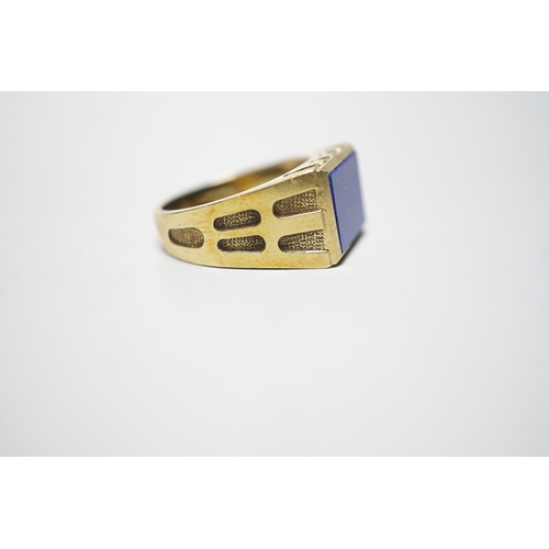 1918 - A modern 585 yellow metal and lapis lazuli set signet ring, size W, gross weight 11.9 grams.