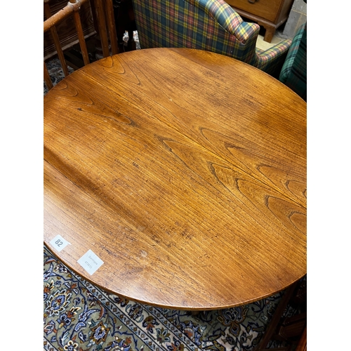 82 - A George III circular oak tilt top tripod tea table, diameter 80cm, height 75cm