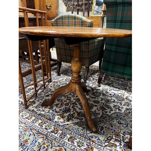 82 - A George III circular oak tilt top tripod tea table, diameter 80cm, height 75cm