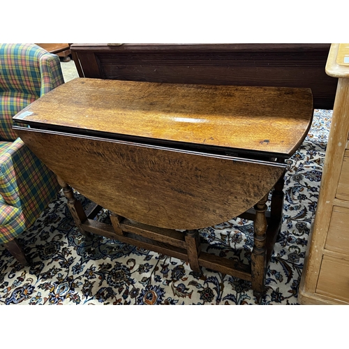 105 - An 18th century oak gateleg table, length 102cm, depth 40cm, height 71cm