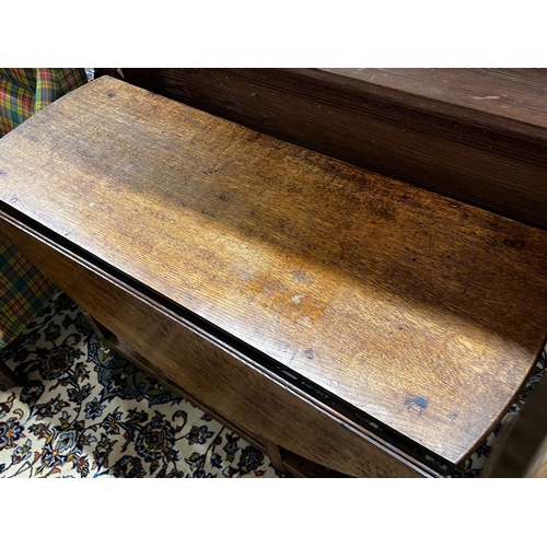 105 - An 18th century oak gateleg table, length 102cm, depth 40cm, height 71cm