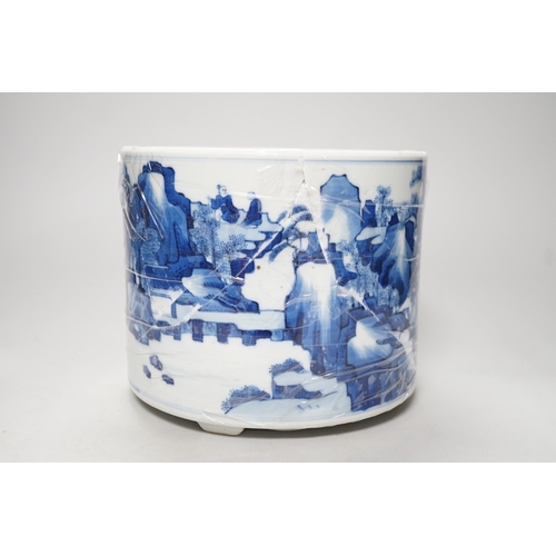 351 - A Chinese blue and white brushpot a.f. 16cm