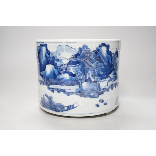 351 - A Chinese blue and white brushpot a.f. 16cm