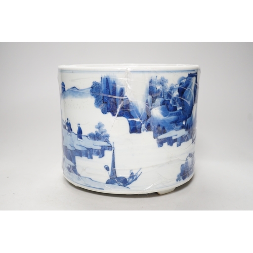 351 - A Chinese blue and white brushpot a.f. 16cm