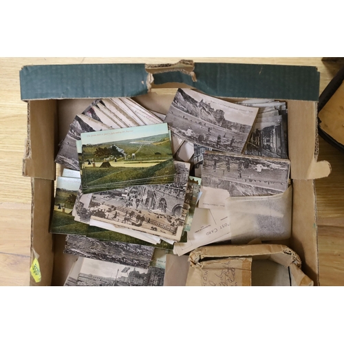 426 - A quantity of early 20th century postcards