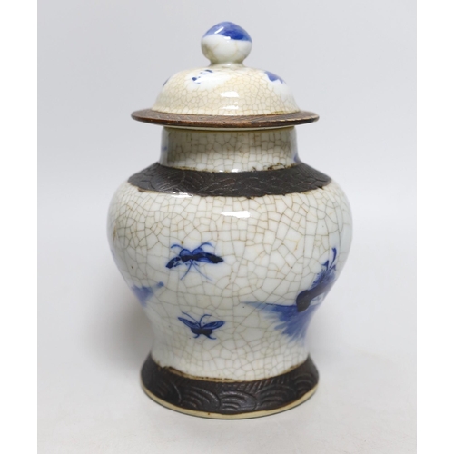 453 - A 19th century Chinese blue and white crackle glaze vase and cover, 20cm