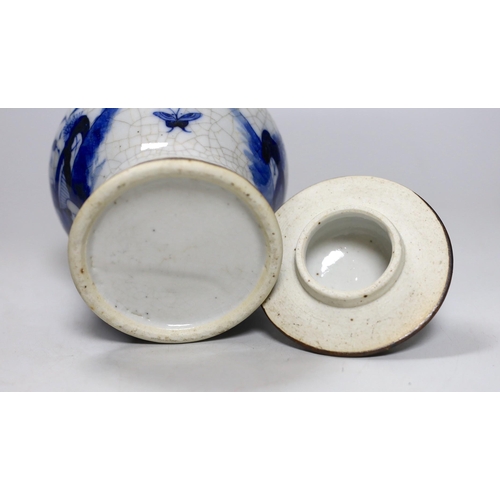 453 - A 19th century Chinese blue and white crackle glaze vase and cover, 20cm