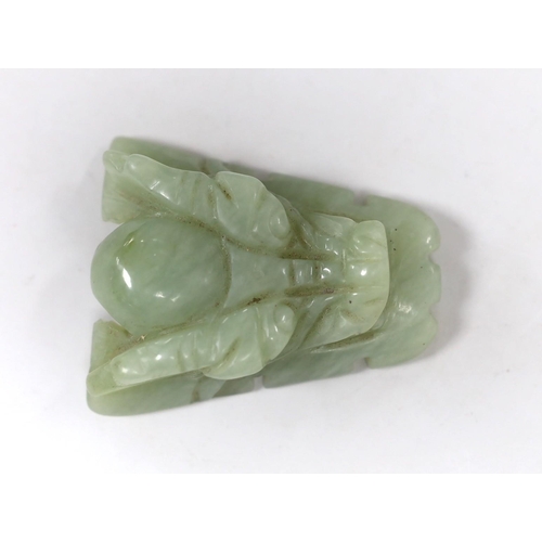 512 - A Chinese bowenite jade dragons head belt buckle. 7cm wide