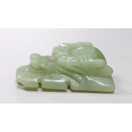 512 - A Chinese bowenite jade dragons head belt buckle. 7cm wide