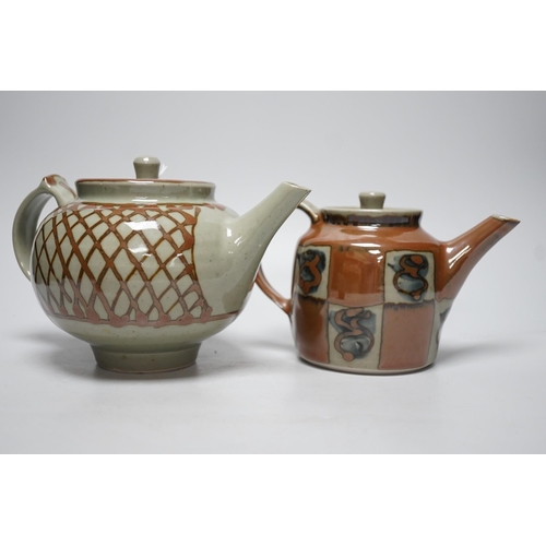 532 - David Frith Brookhouse studio pottery: two teapots and a sugar bowl