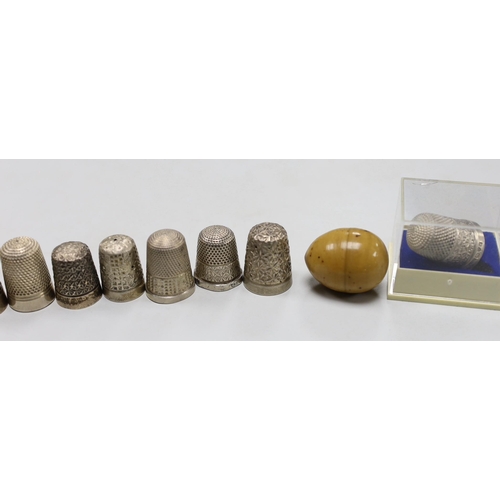 800 - Eight assorted silver thimbles, including one in fitted leather case and two other items, etc.... 