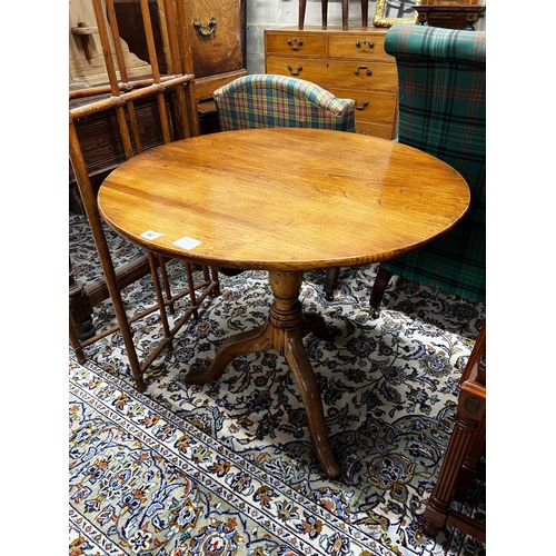 82 - A George III circular oak tilt top tripod tea table, diameter 80cm, height 75cm