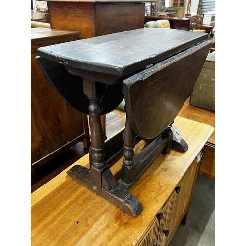 1033 - A small 17th century style oak gateleg occasional table, width 61cm, depth 34cm, height 53cm