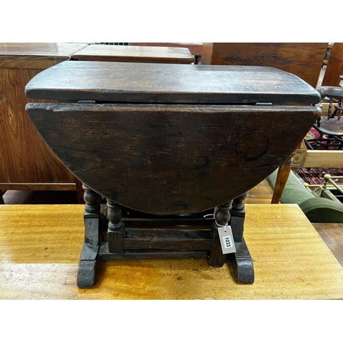 1033 - A small 17th century style oak gateleg occasional table, width 61cm, depth 34cm, height 53cm