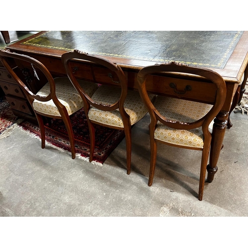 1047 - A set of six Victorian walnut balloon back dining chairs