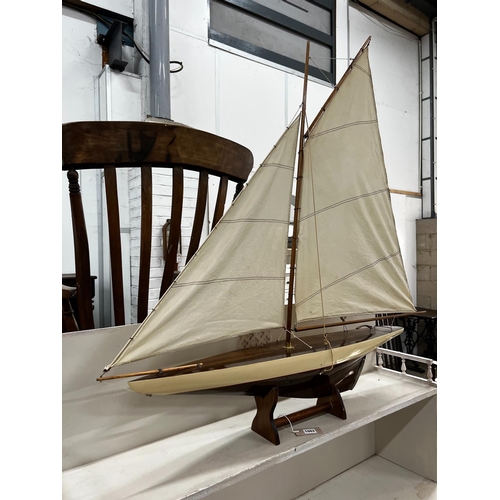 1063 - A Victorian style pond yacht, length 109cm