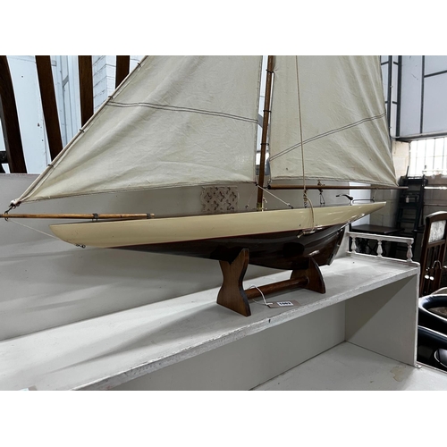 1063 - A Victorian style pond yacht, length 109cm