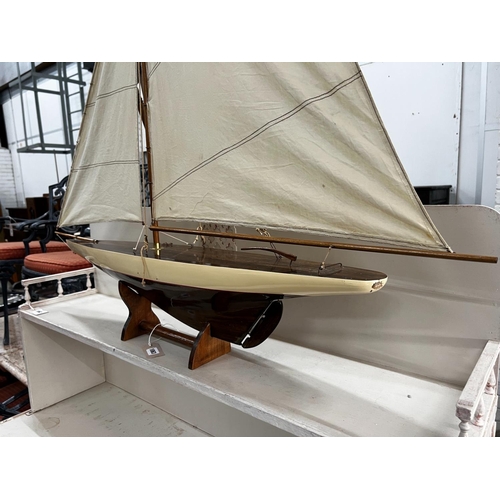 1063 - A Victorian style pond yacht, length 109cm