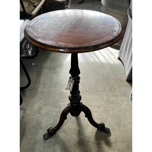 1079 - A Victorian and later circular mahogany wine table, bears T & G Seddon paper label, diameter 46cm, h... 