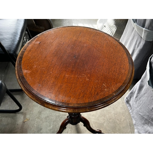 1079 - A Victorian and later circular mahogany wine table, bears T & G Seddon paper label, diameter 46cm, h... 