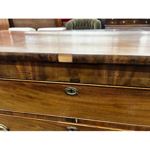 1083 - A Regency mahogany bow fronted chest of drawers, width 122cm, depth 53cm, height 109cm