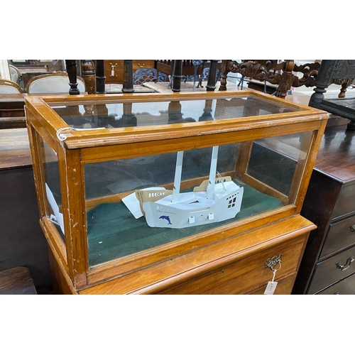 1116 - A rectangular glazed table top display case, width 90cm, depth 39cm, height 42cm