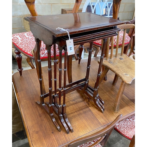 1152 - A nest of three rectangular Edwardian mahogany tea tables, width 50cm, depth 35cm, height 71cm... 