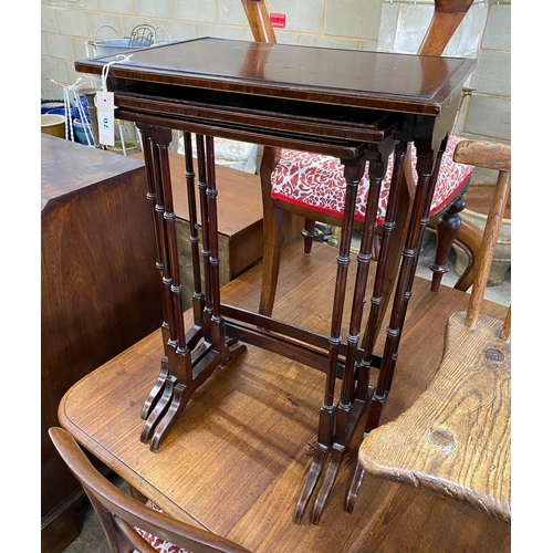 1152 - A nest of three rectangular Edwardian mahogany tea tables, width 50cm, depth 35cm, height 71cm... 