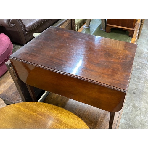 1154 - A George III mahogany Pembroke table, width 53cm, depth 83cm, height 72cm