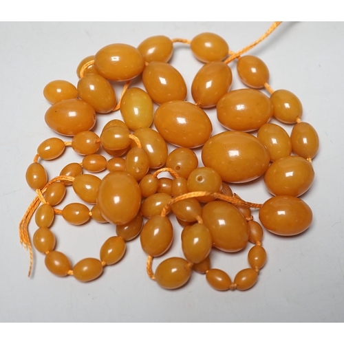 1961 - A reconstituted amber bead necklace.