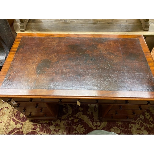 35 - A Victorian mahogany pedestal desk, width 138cm, depth 76cm, height 76cm