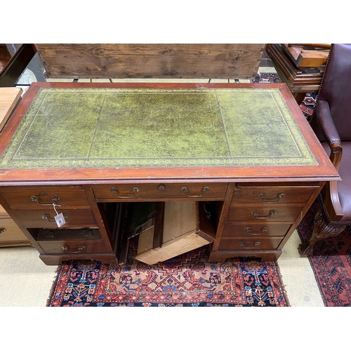 1125 - An early 20th century oak kneehole desk, length 141cm, depth 72cm, height 76cm