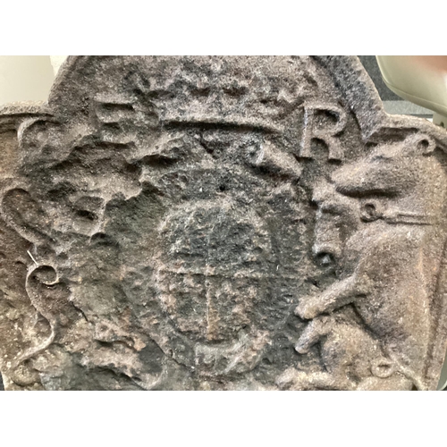 1202 - A Tudor cast iron fire back, believed to be Edward VI coat of arms and cast by John Harvo, width 62c... 