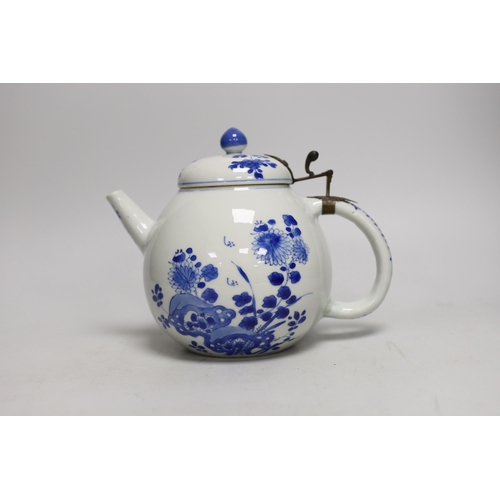 1304 - A Chinese blue and white tea or wine pot, Kangxi period, 17cms high